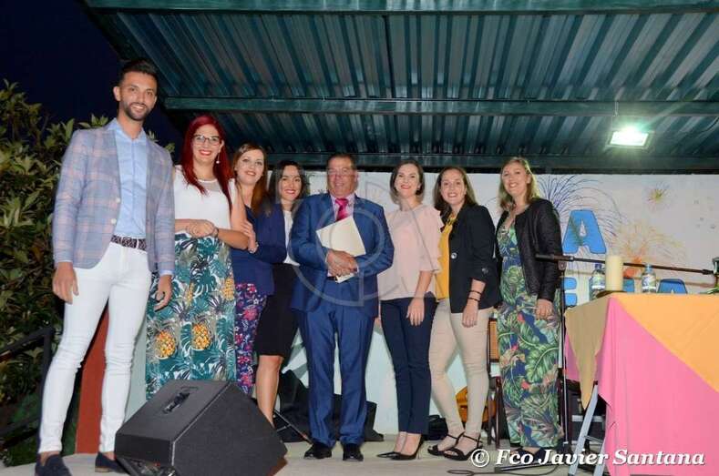 El pregonero de La Breña con la comisión organizadora de las fiestas (Foto Francisco Javier Santana)